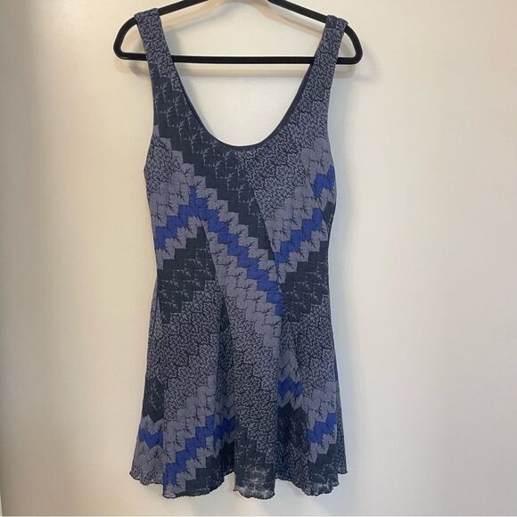 Free People Women Mini Dress Blue Grey Black Chevron Geometric Patterned Sz M - Picture 1 of 9